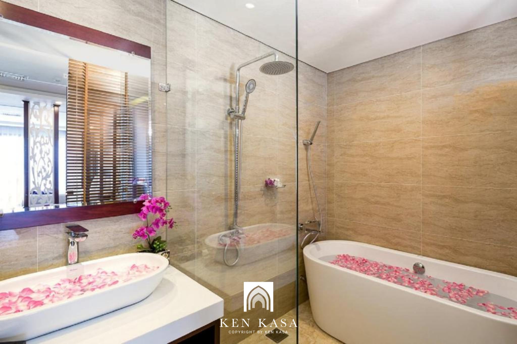 phòng tắm của Alani Hotel & Spa